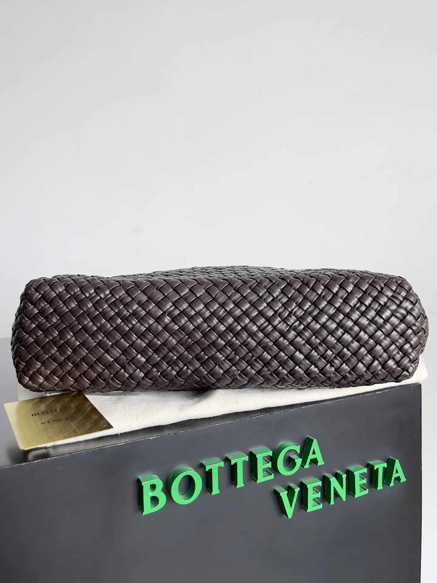 Batch 5960 Malachite BV collectible small woven handbags are really YYDS!! Bottega Veneta’s most classic small woven handbags are back! ! We use the highest quality leather with the highest craftsmanship❤️ to create the most expensive works. We have created the original Intrecciato leather weaving process❤️ This unique traditional exclusive leather weaving method has not only become our logo but also reflects the time-consuming and labor-intensive craftsmanship of our products❤️ The new TOSCA handbag must be a selection worth collecting🆕⚠️⚠️Babies, malachite can be sold separately and can be assembled by yourself Style number: 716974 Size: 27*9*18cm